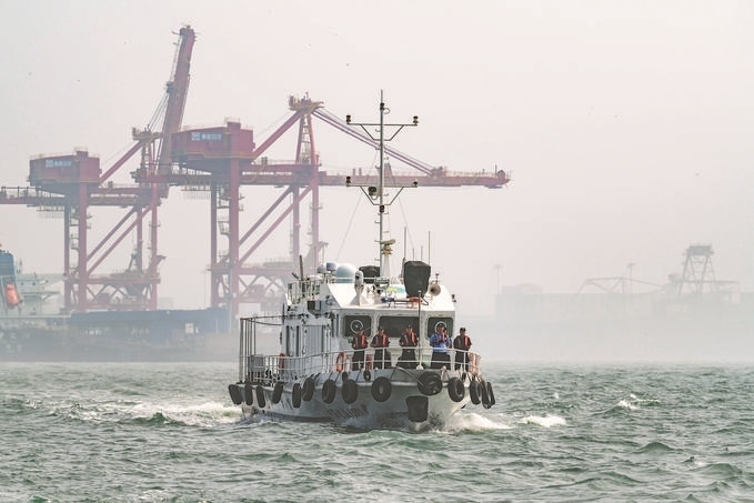 ?7月5日，秦皇島出入境邊防檢查站聯(lián)合秦皇島市公安局水陸巡特警支隊開展海上聯(lián)合巡航。陳凈萱攝