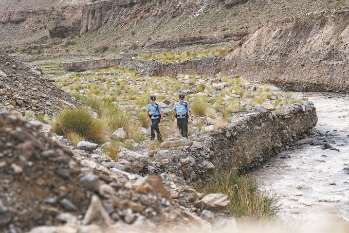 7月19日，新疆邊檢總站克州邊境管理支隊康蘇邊境檢查站民警輔警來到轄區(qū)烏恰縣康蘇水庫開展巡邏。明懿攝