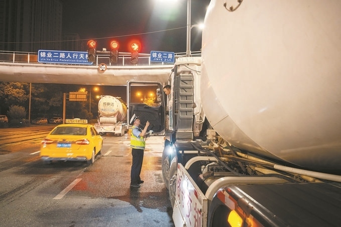 7月25日，陜西省西安市公安局交警支隊開展全市中重型貨車及面包車違法異地互查整治行動。孫崇明攝