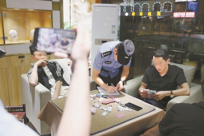 9月7日，云南省昆明市公安機關(guān)對棋牌室開展檢查。