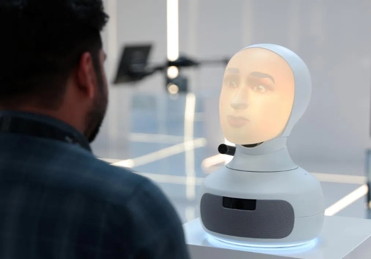 2024年9月12日，在沙特阿拉伯首都利雅得舉行的第三屆全球人工智能峰會(huì)上，一名參會(huì)者與“對(duì)話機(jī)器人”交流。新華社記者 王東震 攝