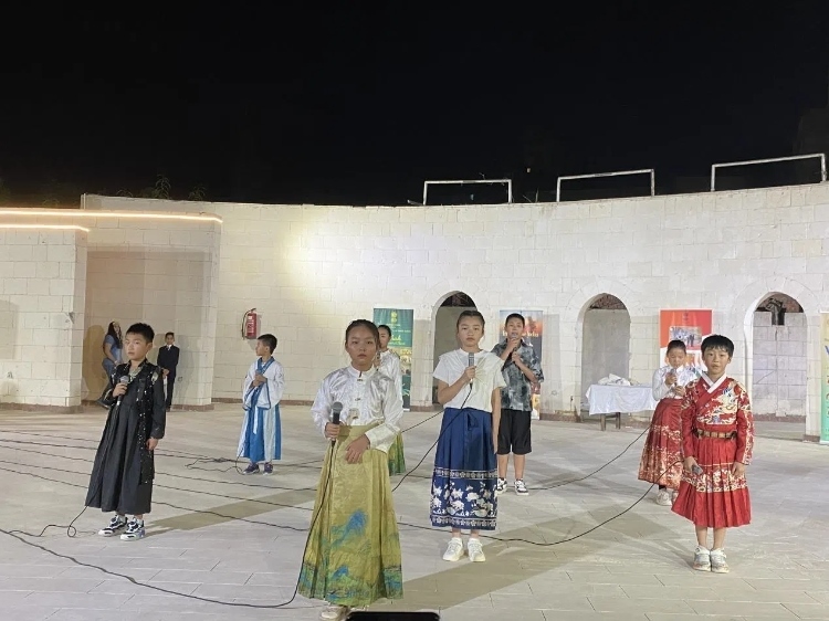 東方藝術(shù)文化館小朋友的詩朗誦表演。開羅中國(guó)文化中心供圖