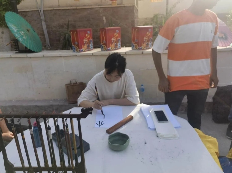 開羅文化中心漢語教師表演中國(guó)書法。開羅中國(guó)文化中心供圖