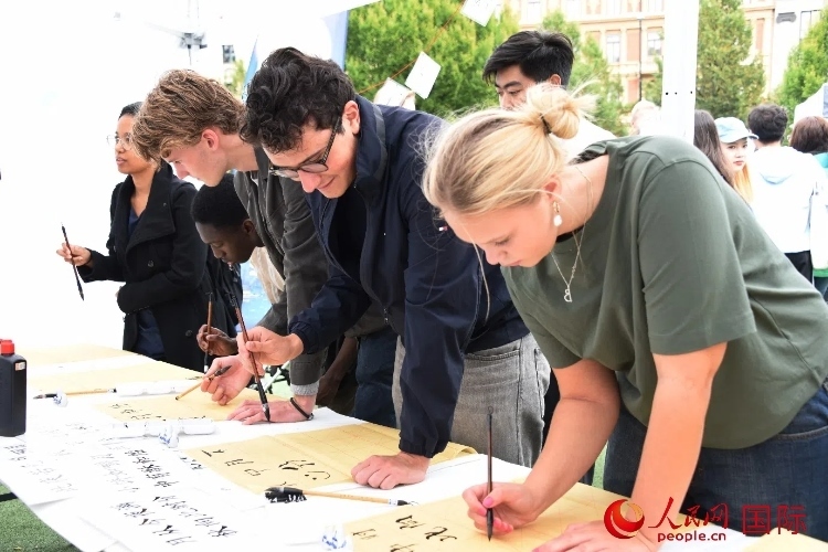 體驗(yàn)中國書法。人民網(wǎng)記者 殷淼攝