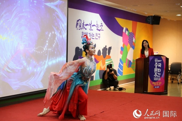 中國(guó)演員在中國(guó)文化周開幕式上表演舞蹈。人民網(wǎng)記者 莽九晨攝