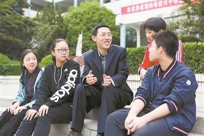 淮北市首批高層次人才儲備金獲得者、淮北市第一中學(xué)教師陳超（左三）在與學(xué)生交談?；幢笔形瞬殴ぷ骶止﹫D