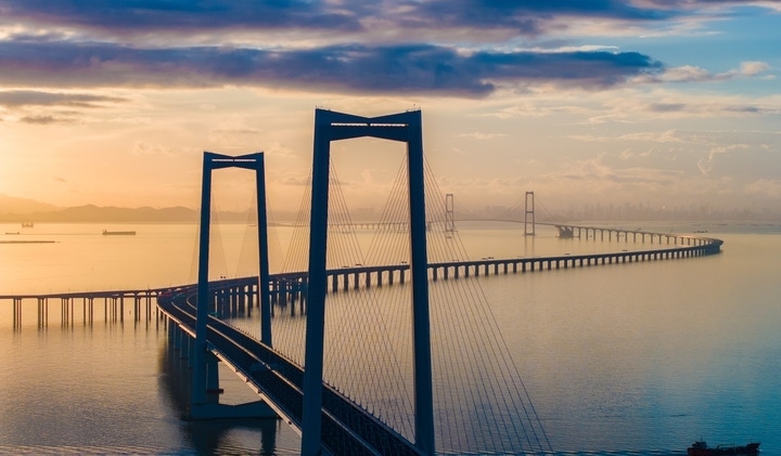 2024年6月27日，沐浴在晨曦中的深中通道（無人機(jī)照片）。新華社記者毛思倩 攝