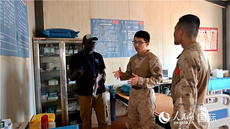 圖4 介紹醫(yī)療設(shè)施。孫千攝