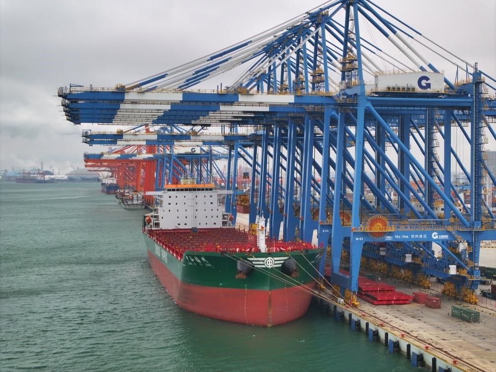 2月23日拍攝的廣西北部灣港欽州港區(qū)的碼頭堆場(chǎng)（無(wú)人機(jī)照片）。新華社記者 周華 攝