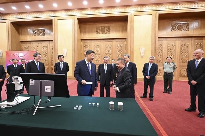 △2024年9月23日，習(xí)近平總書(shū)記等參觀月球樣品和探月工程成果展覽。