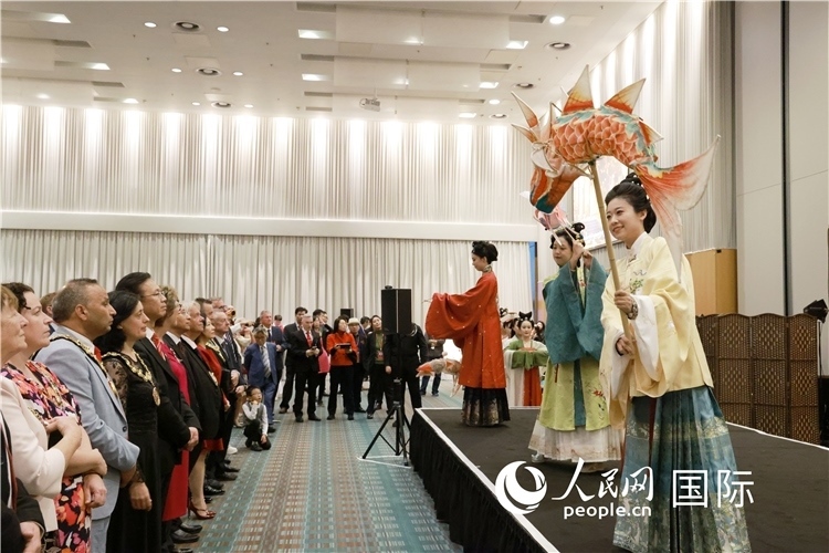 2、留學(xué)生表演了漢服展示《絲路霓裳》。邢雪攝