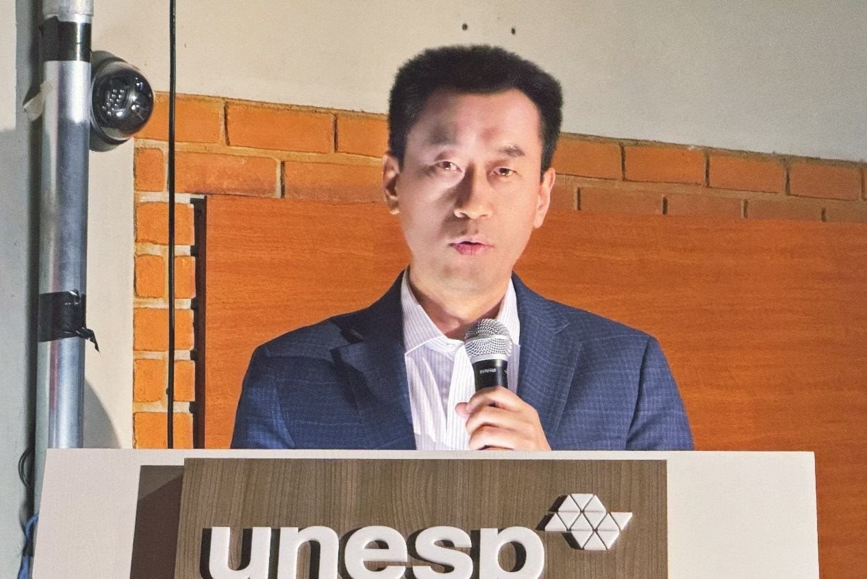 中國駐圣保羅總領(lǐng)事館副總領(lǐng)事田玉震在活動(dòng)中致辭。圣保羅州立大學(xué)孔子學(xué)院供圖