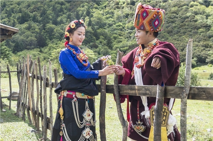 康定情歌（木格措）風(fēng)景區(qū)中的一對(duì)年輕人。林革文攝