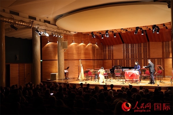 中國歌劇舞劇院的音樂家表演京劇曲牌《夜深沉》。人民網(wǎng)記者 禹麗敏攝