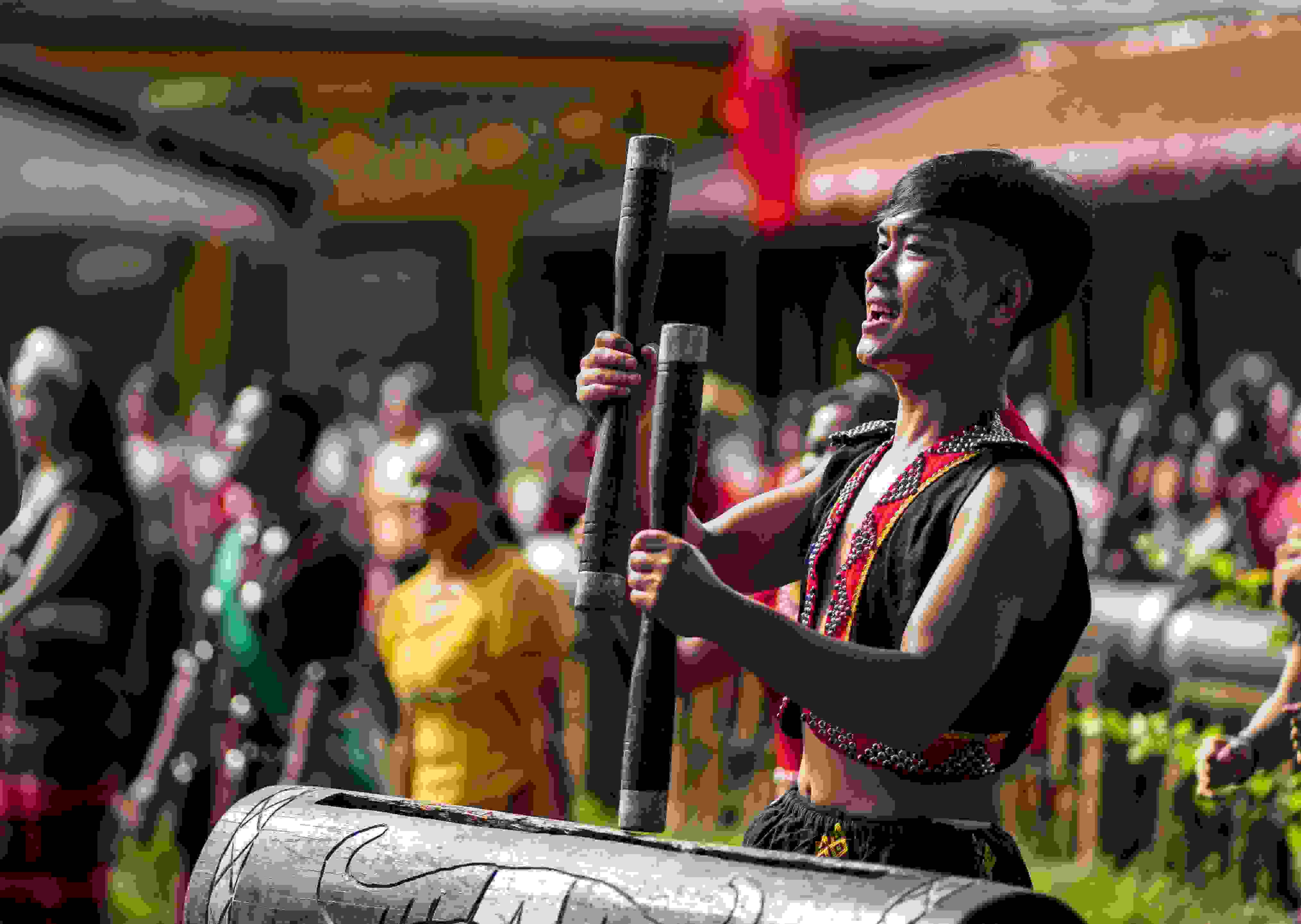 云南省滄源縣班洪鄉(xiāng)班洪村的佤族群眾唱響《阿佤人民唱新歌》（2021年8月20日攝）。