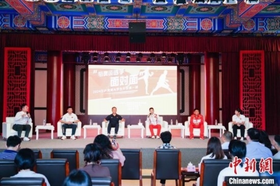 吳愉、王德新、沈?qū)W軍、江海東、朱曉蕾與在座同學(xué)們分享個(gè)人的體育故事與成長(zhǎng)感悟。上海市港澳辦供圖