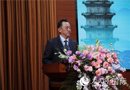 北京語言大學(xué)黨委書記倪海東在“走進中華文明——海絲印記 世遺泉州”主題人文交流活動中致辭。人民網(wǎng) 王婧攝