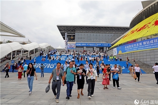 第二十一屆東博會展館外，參觀者步行離場。人民網(wǎng)記者趙益普攝