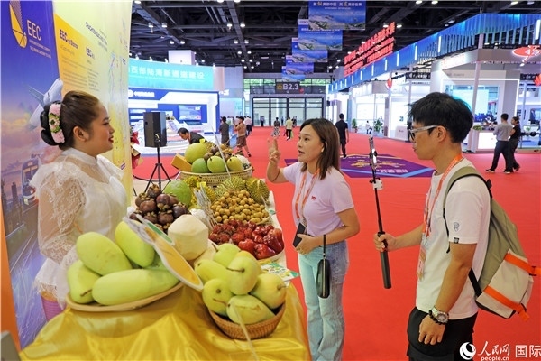 在東博會泰國展區(qū)，參觀者在向泰方工作人員了解泰國水果情況。人民網(wǎng)記者趙益普攝