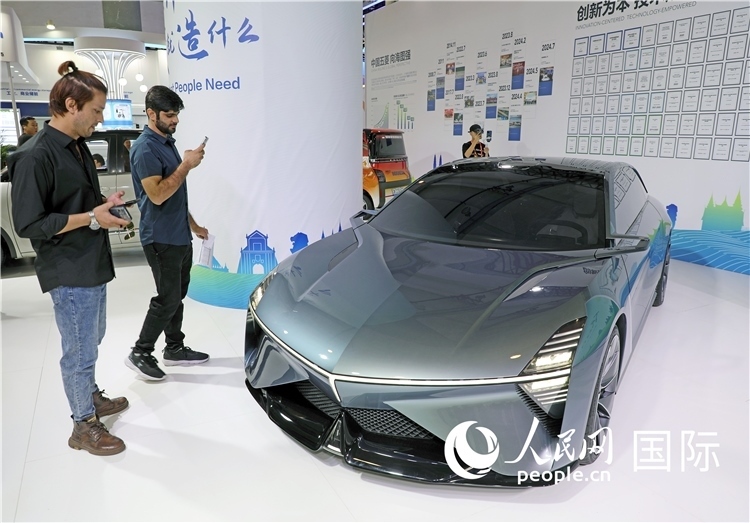 東博會上，上汽通用五菱展出的一款名為“東盟之光”的新能源概念車吸引參觀者駐足。人民網(wǎng)記者趙益普攝
