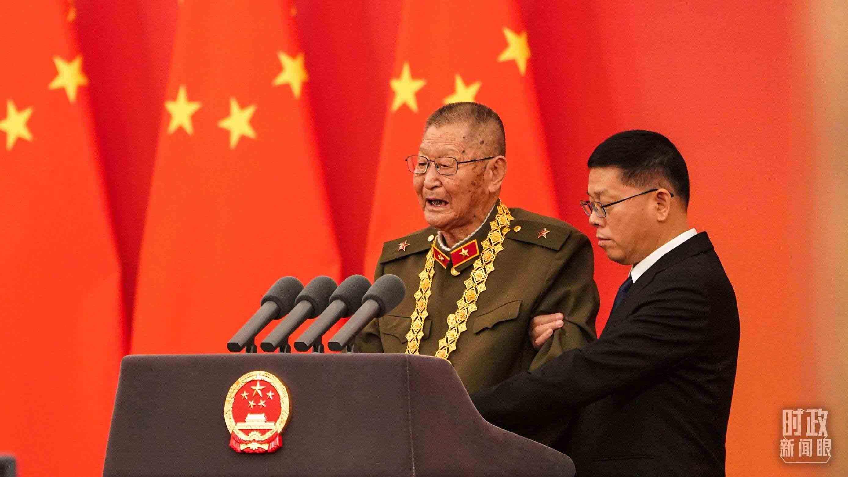 “共和國勛章”獲得者黃宗德在頒授儀式上發(fā)言。（總臺(tái)記者李晉拍攝）