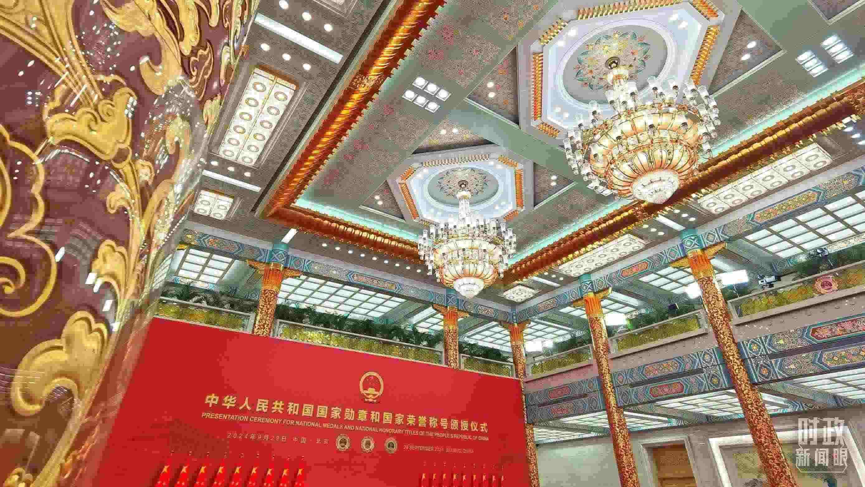 人民大會(huì)堂金色大廳燈光璀璨。（總臺(tái)央視記者郭鴻拍攝）