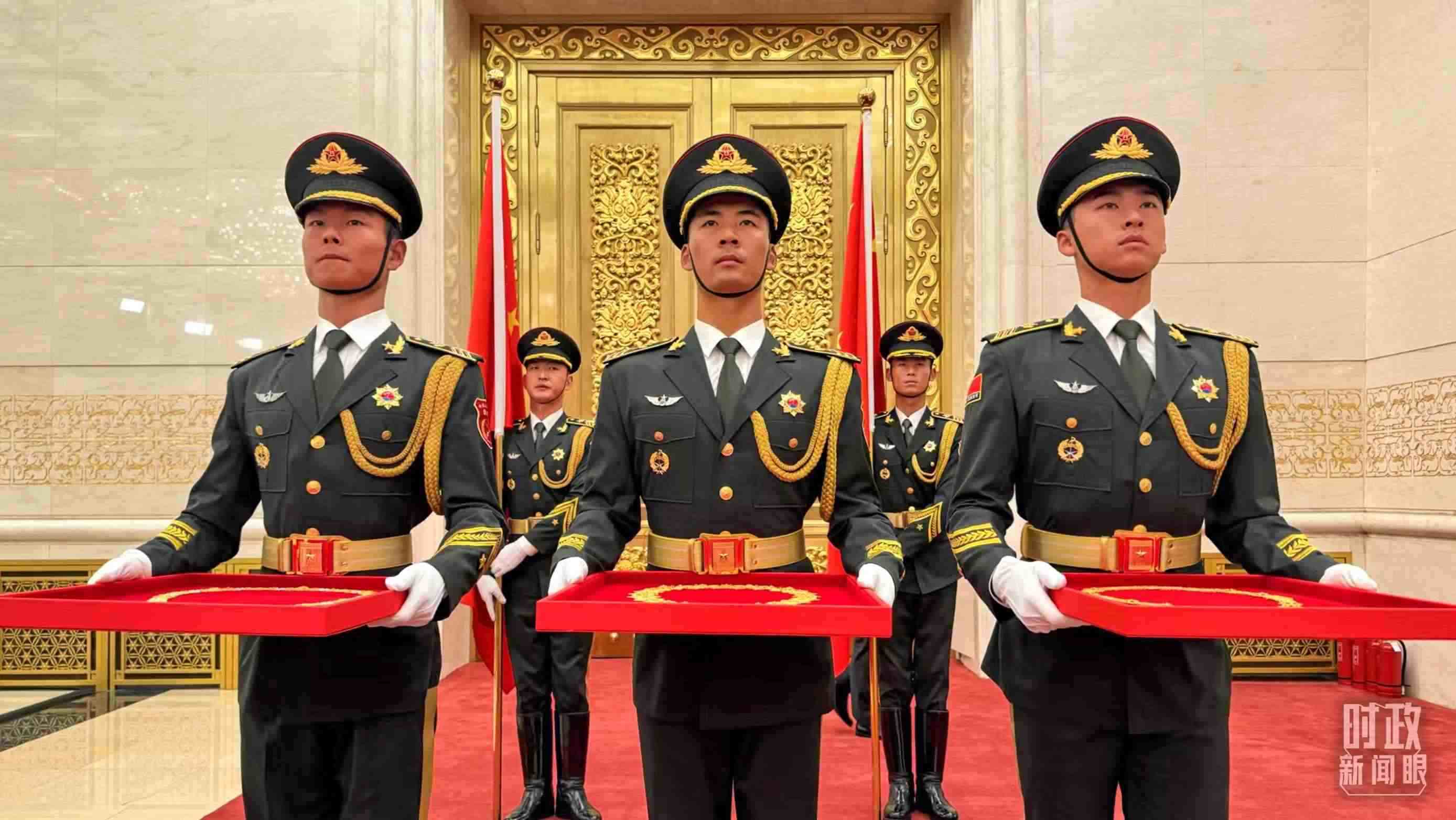 禮兵手捧共和國勛章、友誼勛章和國家榮譽(yù)稱號(hào)獎(jiǎng)?wù)隆＃偱_(tái)央視記者李增仁拍攝）