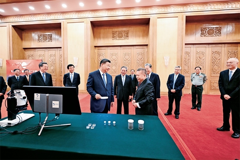 2024年9月23日，黨和國(guó)家領(lǐng)導(dǎo)人習(xí)近平、李強(qiáng)、趙樂際、王滬寧、蔡奇、丁薛祥、李希等在人民大會(huì)堂接見探月工程嫦娥六號(hào)任務(wù)參研參試人員代表并參觀月球樣品和探月工程成果展覽。這是習(xí)近平等參觀月球樣品和探月工程成果展覽。 新華社記者 謝環(huán)馳/攝