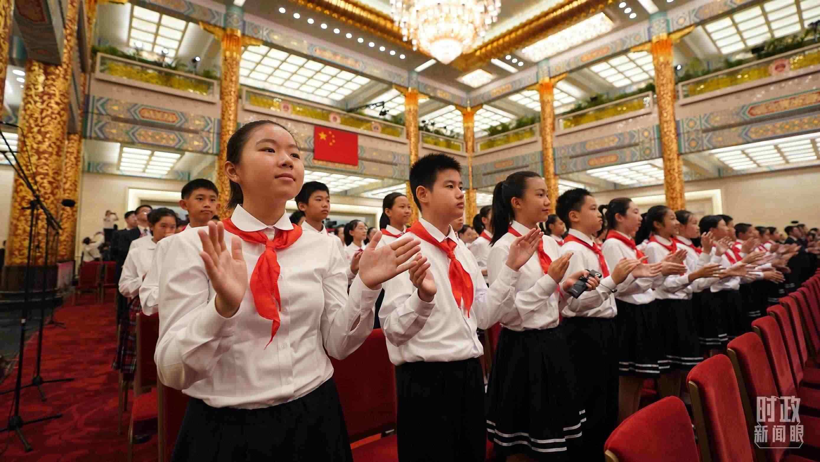 頒授儀式現(xiàn)場的少先隊(duì)員。（總臺(tái)記者李晉拍攝）