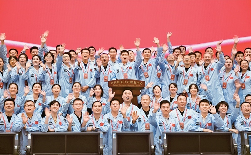 嫦娥六號完成了人類歷史上首次月球背面采樣，突破了多項(xiàng)關(guān)鍵技術(shù)，是我國建設(shè)航天強(qiáng)國、科技強(qiáng)國取得的又一標(biāo)志性成果，是我國探月工程的重要里程碑。圖為2024年6月25日，嫦娥六號任務(wù)圓滿成功后，工作人員在北京航天飛行控制中心合影。 新華社記者 金良快/攝