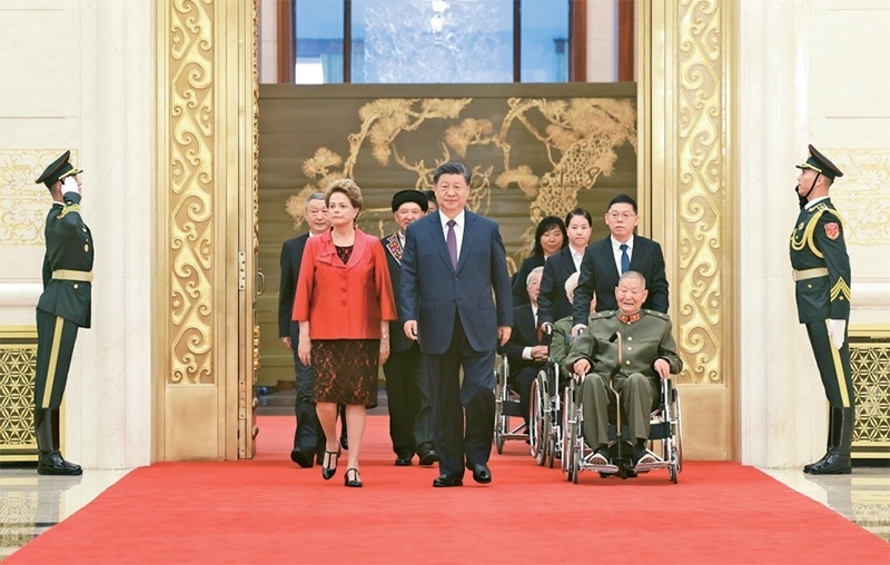 2024年9月29日，中華人民共和國(guó)國(guó)家勛章和國(guó)家榮譽(yù)稱號(hào)頒授儀式在北京人民大會(huì)堂金色大廳隆重舉行。中共中央總書記、國(guó)家主席、中央軍委主席習(xí)近平同國(guó)家勛章和國(guó)家榮譽(yù)稱號(hào)獲得者一同步入會(huì)場(chǎng)。 新華社記者 王曄/攝