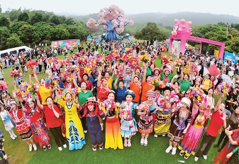 自2014年起，廣西持續(xù)舉辦“廣西三月三·八桂嘉年華”活動(dòng)，各地民族民俗活動(dòng)次第登臺，精彩紛呈，這個(gè)傳統(tǒng)民族節(jié)慶已演變?yōu)楦髯迦嗣窆蚕砉矘返墓?jié)日盛會和知名文化旅游品牌。圖為2024年4月11日在南寧市拍攝的活動(dòng)主會場。 新華社記者 周華/攝