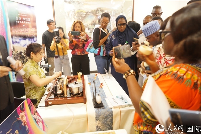 觀眾品嘗金華舉巖茶。人民網(wǎng)記者 姜宣攝