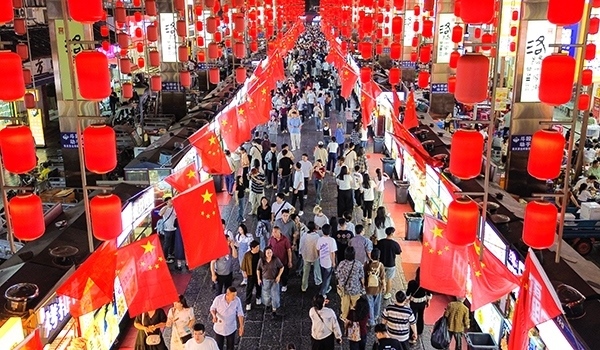 國(guó)慶臨近，河南省洛陽(yáng)市老城歷史文化街區(qū)裝扮一新，國(guó)旗招展，處處洋溢著濃厚的國(guó)慶節(jié)日氛圍。來(lái)源：人民圖片網(wǎng)