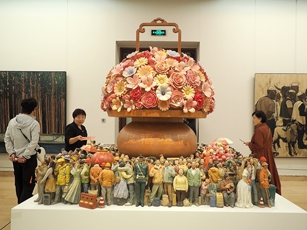 2024年9月28日，觀眾在中國(guó)美術(shù)館參觀“慶祝中華人民共和國(guó)成立75周年——第十四屆全國(guó)美術(shù)作品展覽進(jìn)京作品展”。杜建坡攝。來(lái)源：人民圖片網(wǎng)