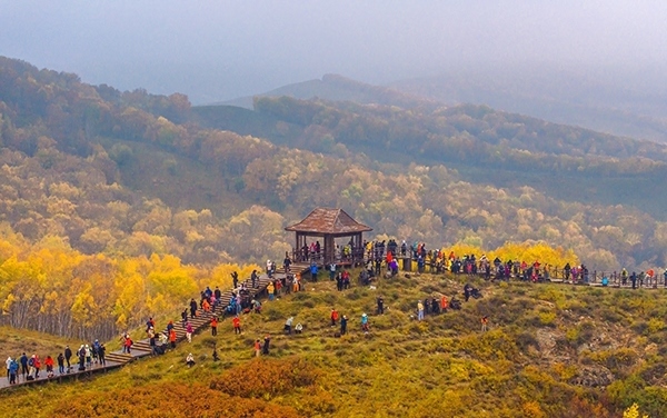 2024年9月27日，內(nèi)蒙古自治區(qū)赤峰市克什克騰旗烏蘭布統(tǒng)景區(qū)層林盡染，游人如織，風(fēng)光如畫(huà)。來(lái)源：人民圖片網(wǎng)