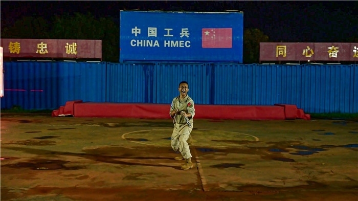 官兵帶來精彩的雙節(jié)棍表演。馬騫攝