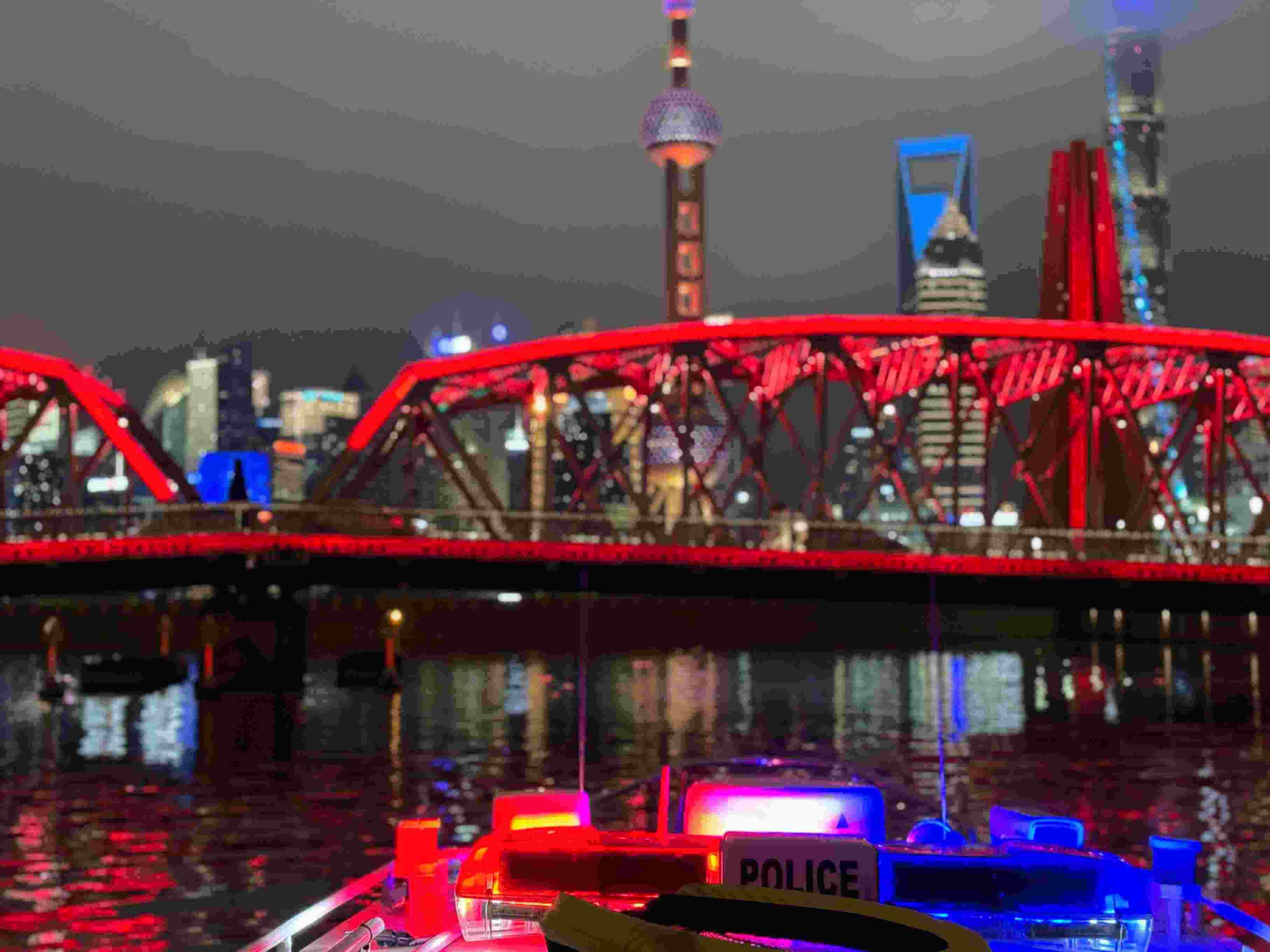 公安艇夜間巡邏。人民網記者 郝萍攝