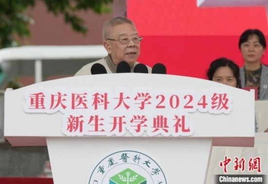 圖為陳宏礎(chǔ)教授為新生帶來“開學(xué)第一課”。中新網(wǎng)記者 周毅 攝