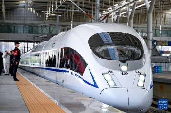 10月1日，由銀川開(kāi)往惠農(nóng)的C8218次列車(chē)從銀川站駛出。