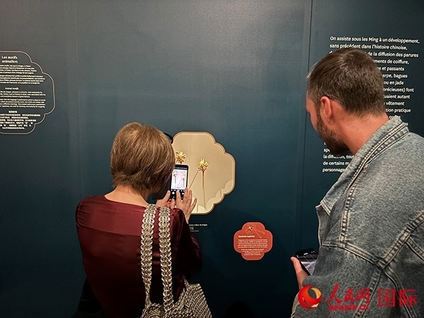  法國觀眾在展區(qū)拍照留念。人民網(wǎng)記者 于超凡攝