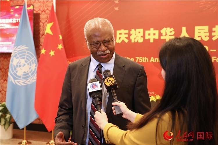 聯(lián)大主席菲勒蒙在招待會現(xiàn)場接受媒體采訪，他向中國政府和人民致以節(jié)日祝賀，表示中國的發(fā)展成就令人驚嘆。人民網(wǎng)記者 李志偉攝