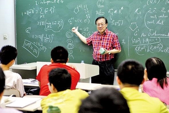 姚期智為清華大學(xué)學(xué)生授課。