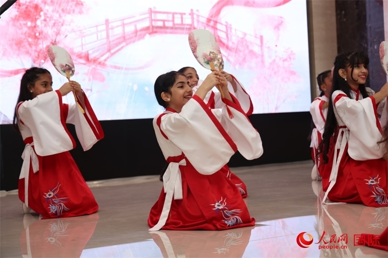 富查伊拉當?shù)貙W校學生表演節(jié)目。人民網(wǎng)記者任皓宇攝