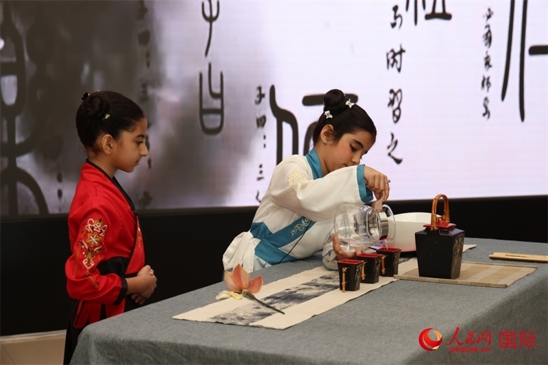 富查伊拉當?shù)貙W校學生表演茶藝。人民網(wǎng)記者任皓宇攝