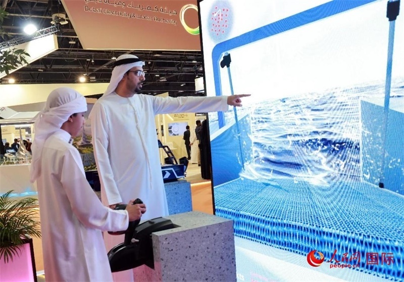 一名兒童在模擬操作船舶，撿拾海洋垃圾。人民網(wǎng)記者管克江攝