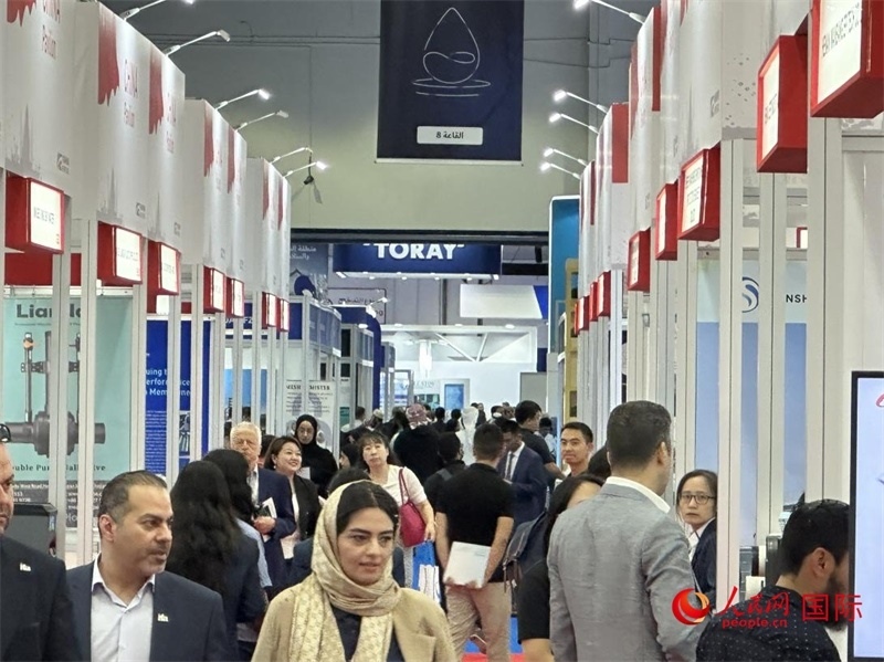 中國(guó)館前人頭攢動(dòng)。人民網(wǎng)記者管克江攝