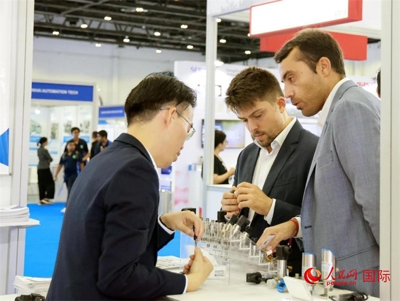 中外展商交流。人民網(wǎng)記者管克江攝