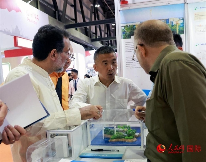 中企推出的綠色能源海水淡化系統(tǒng)吸引了參展商關(guān)注。人民網(wǎng)記者管克江攝