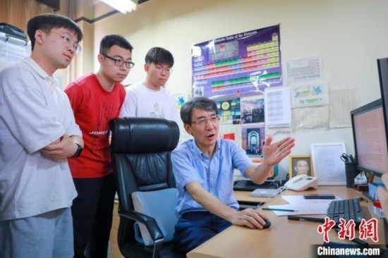 薛其坤在指導(dǎo)學(xué)生。 (受訪者供圖)